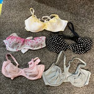 5 Victoria secret bras! Size 40C